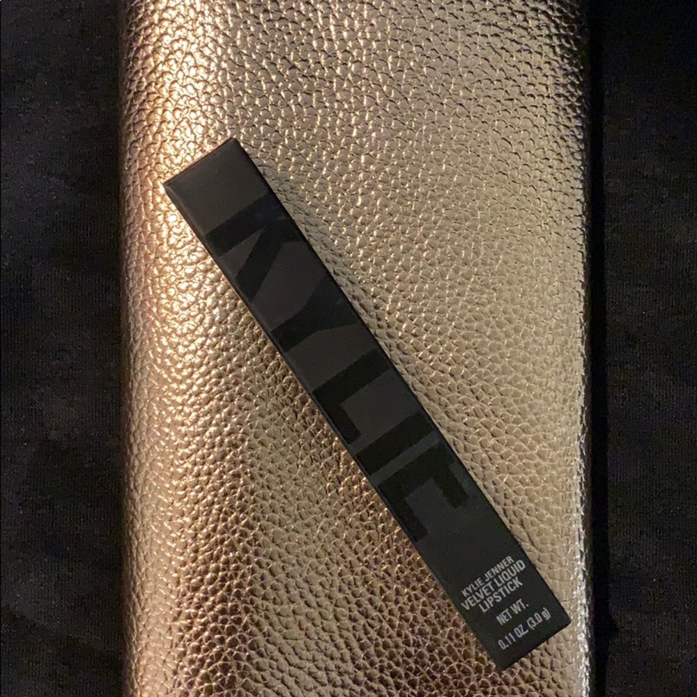 KYLE “Surprise ME” velvet liquid lipstick 💄
